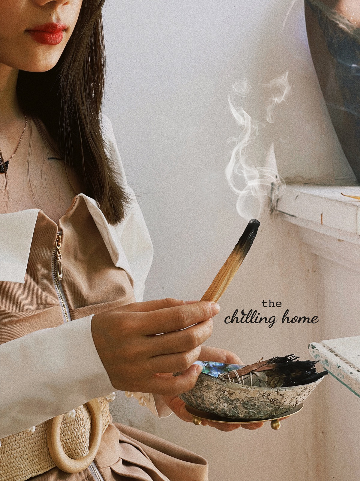 Thanh tẩy bằng khói (Smudging) là gì? Thực hiện thanh tẩy với xô thơm (Sage) và gỗ trắc xanh (Palo Santo)