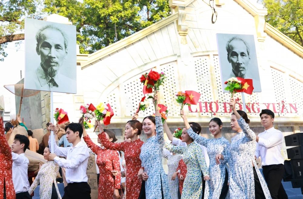 Áo dài nữ sinh Thủ đô: Vẻ đẹp văn hóa độc đáo của Hà Nội