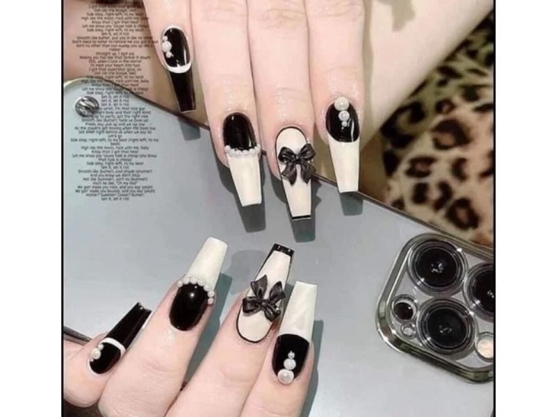 Ngắm 15+ mẫu nail trắng đen dẫn đầu xu hướng hiện nay