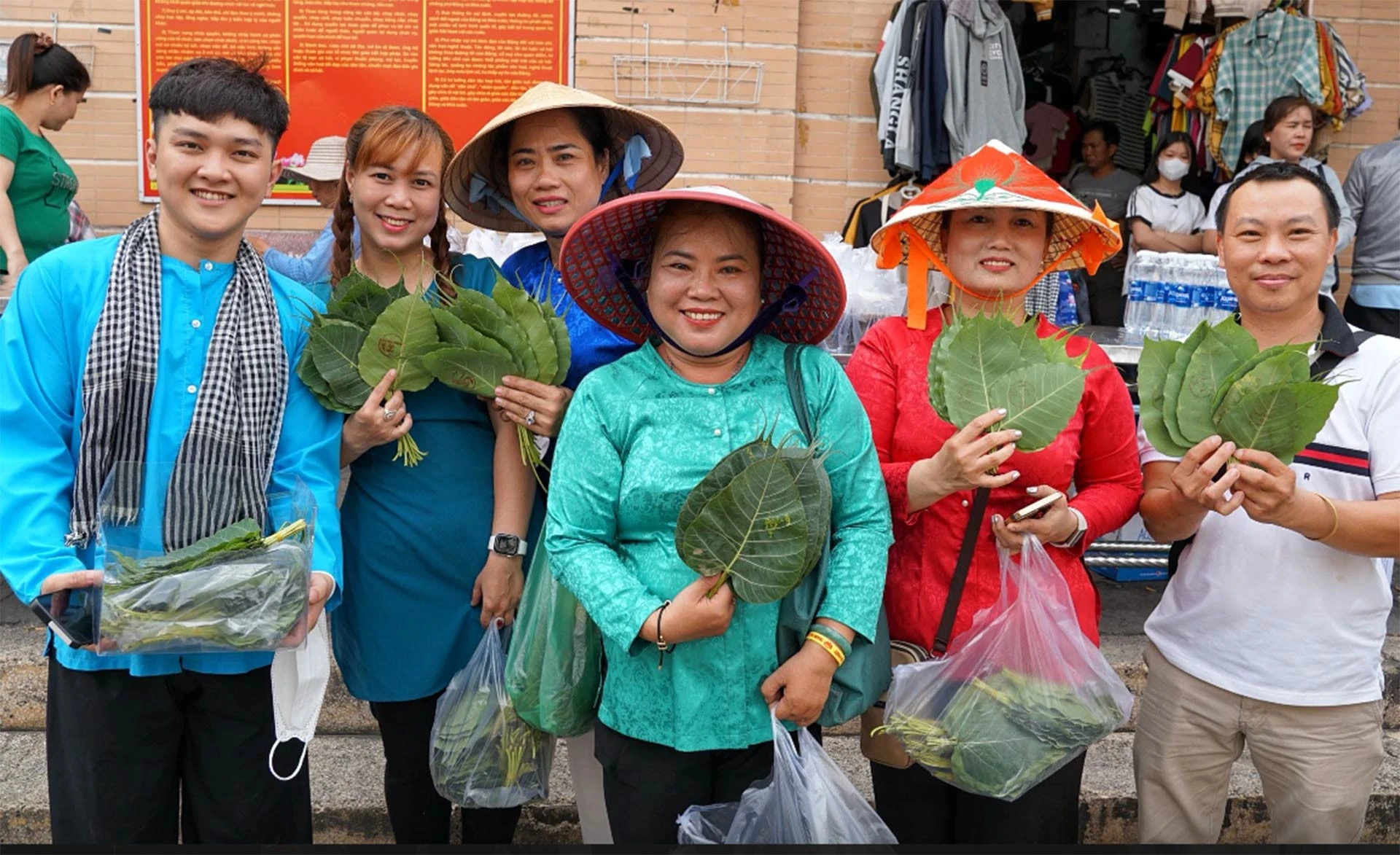 Độc đáo những phiên chợ chỉ dùng lá cây thay tiền ở Việt Nam