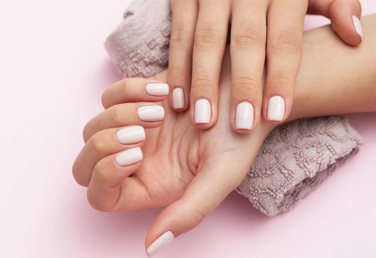 Top 10 màu nail cho da ngăm đen luôn nổi bật và tự tin