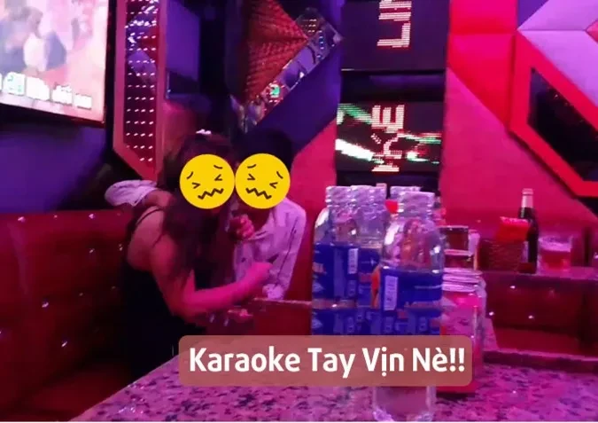 Tay vịn là gì? Hệ lụy của việc đi hát karaoke tay vịn