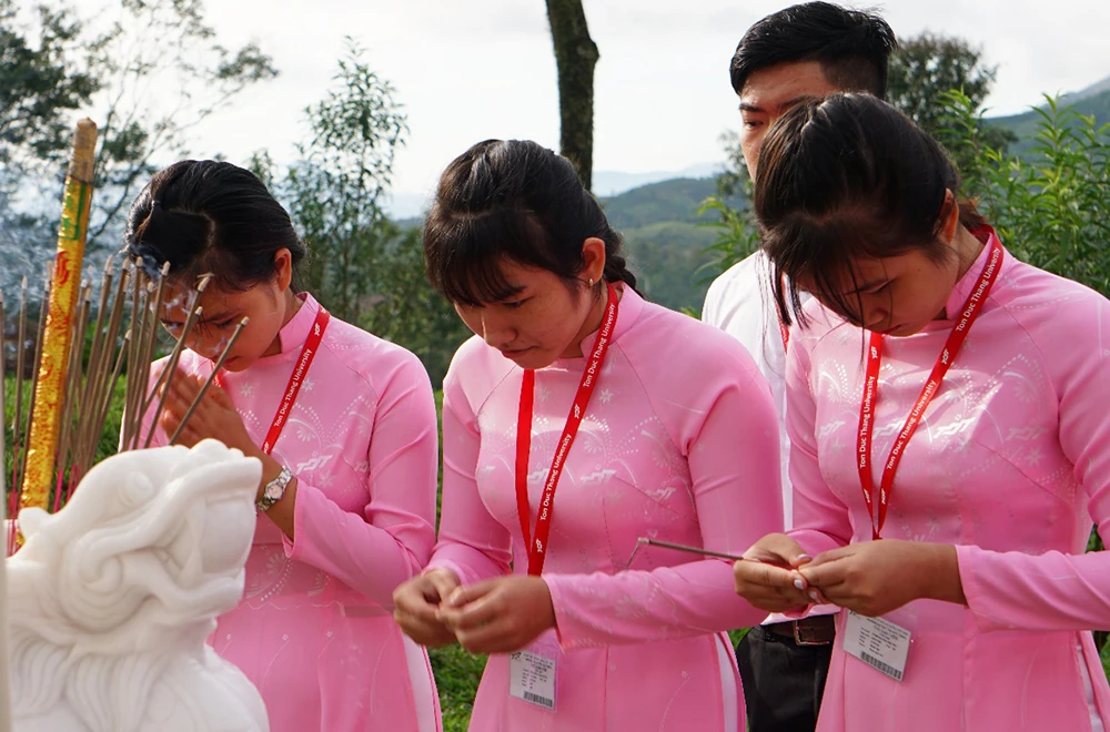 Khám Phá Ý Nghĩa Áo Dài Tôn Đức Thắng Trong Sinh Viên