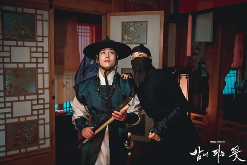 Review phim 'Hoa Nở Về Đêm' của Lee Honey: Át chủ bài của đường đua phim Hàn 2024