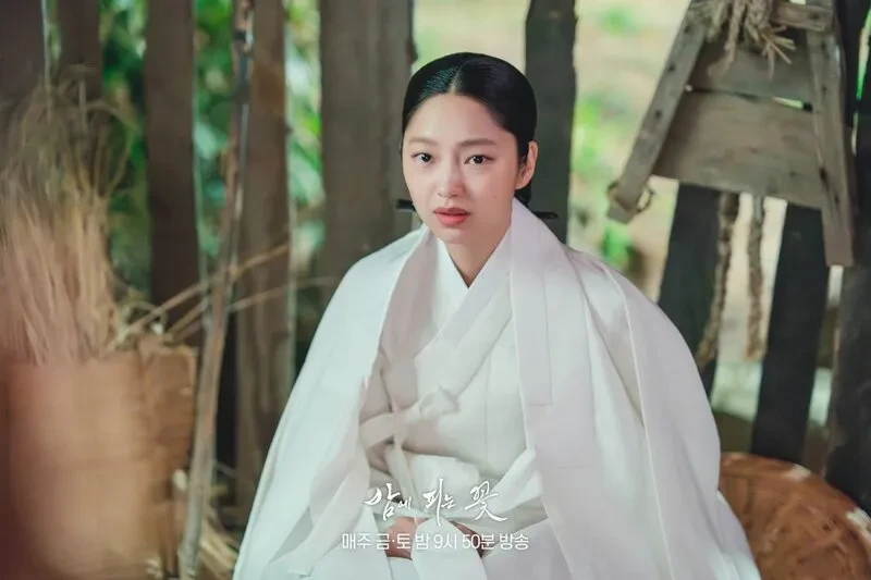 Review phim 'Hoa Nở Về Đêm' của Lee Honey: Át chủ bài của đường đua phim Hàn 2024