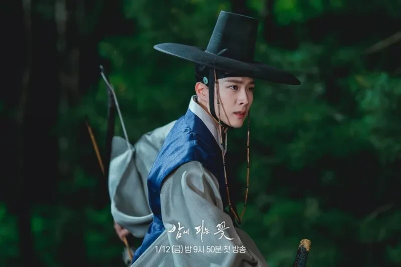 Review phim 'Hoa Nở Về Đêm' của Lee Honey: Át chủ bài của đường đua phim Hàn 2024