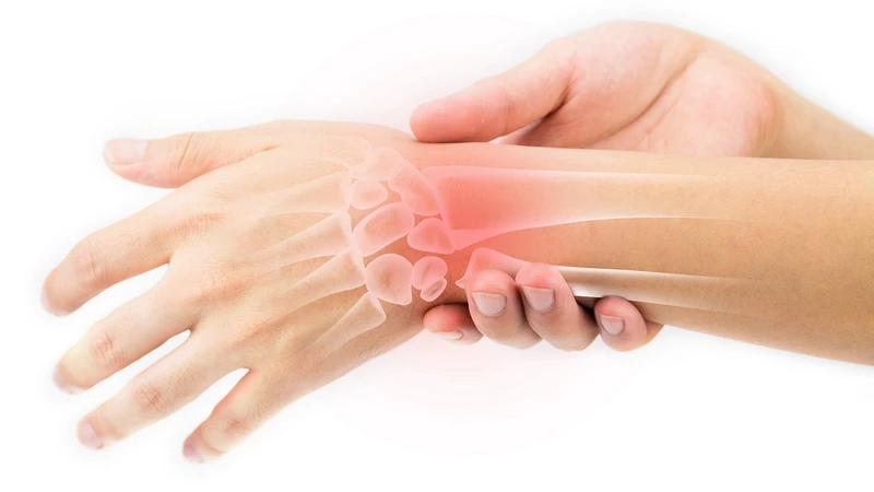 Tay bị đau nhức trong xương phải làm sao để khắc phục