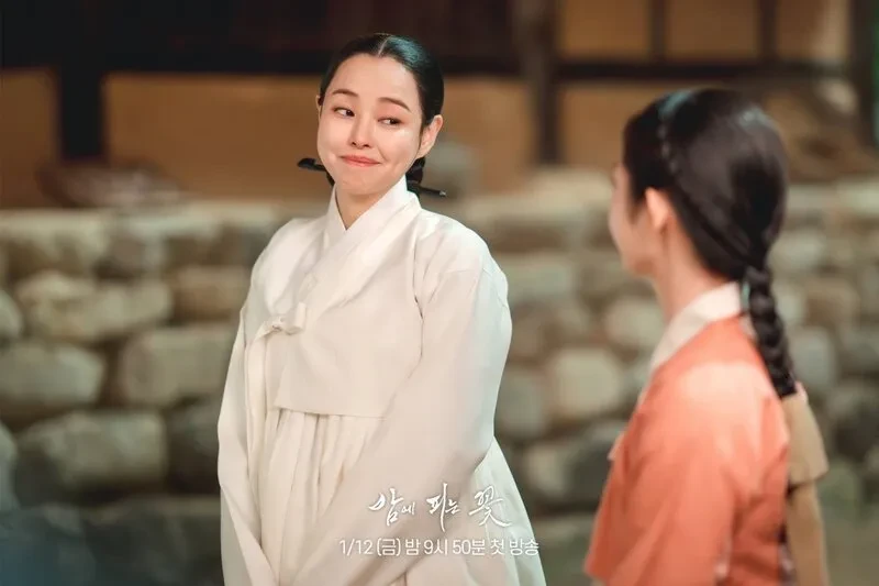 Review phim 'Hoa Nở Về Đêm' của Lee Honey: Át chủ bài của đường đua phim Hàn 2024