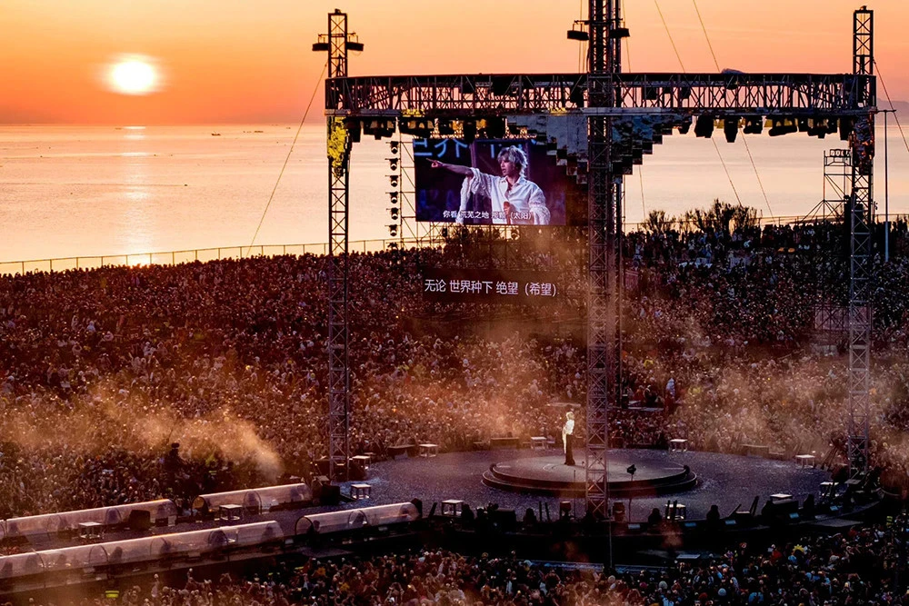 Chuyện lạ: Ca sĩ làm concert ở biển lúc 3h sáng, hàng chục nghìn người có mặt