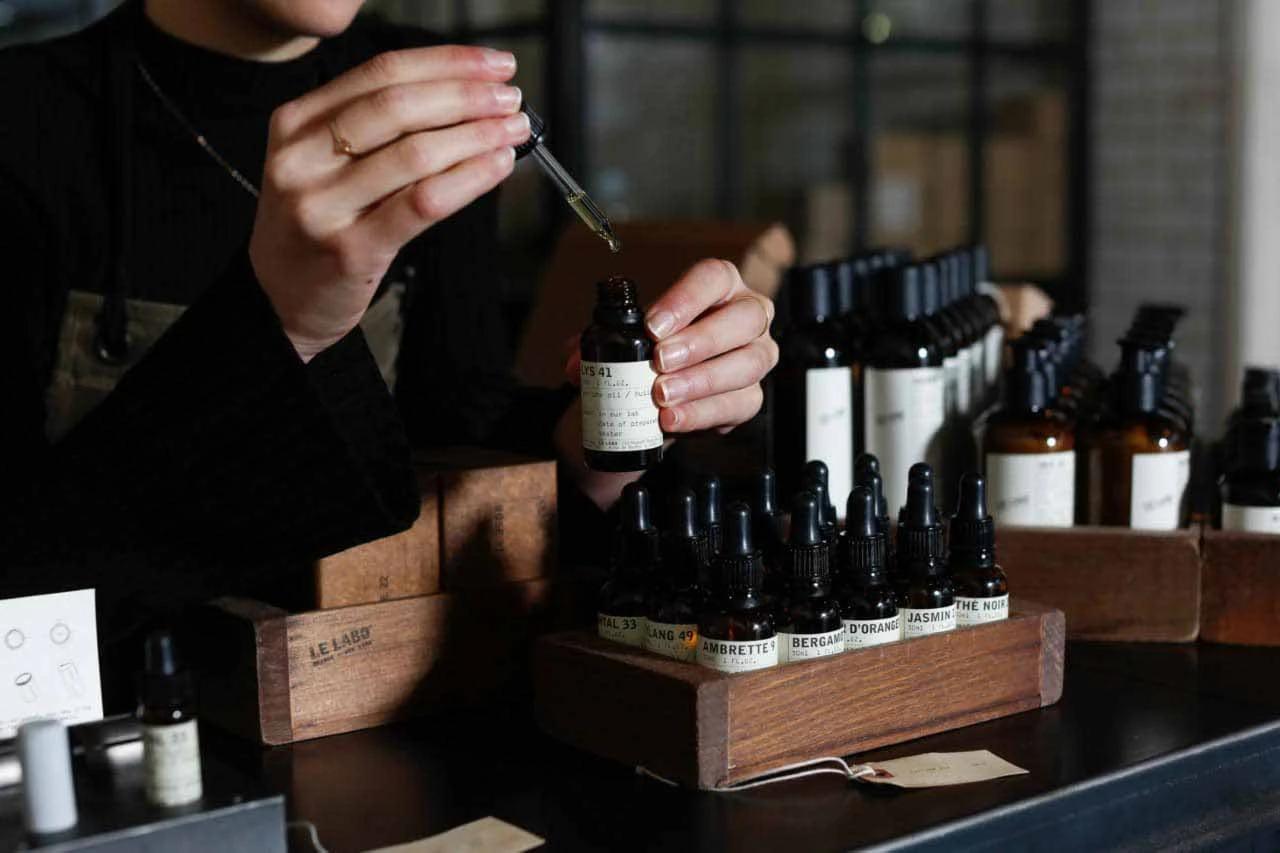 Cách chiết nước hoa ra chai nhỏ đơn giản