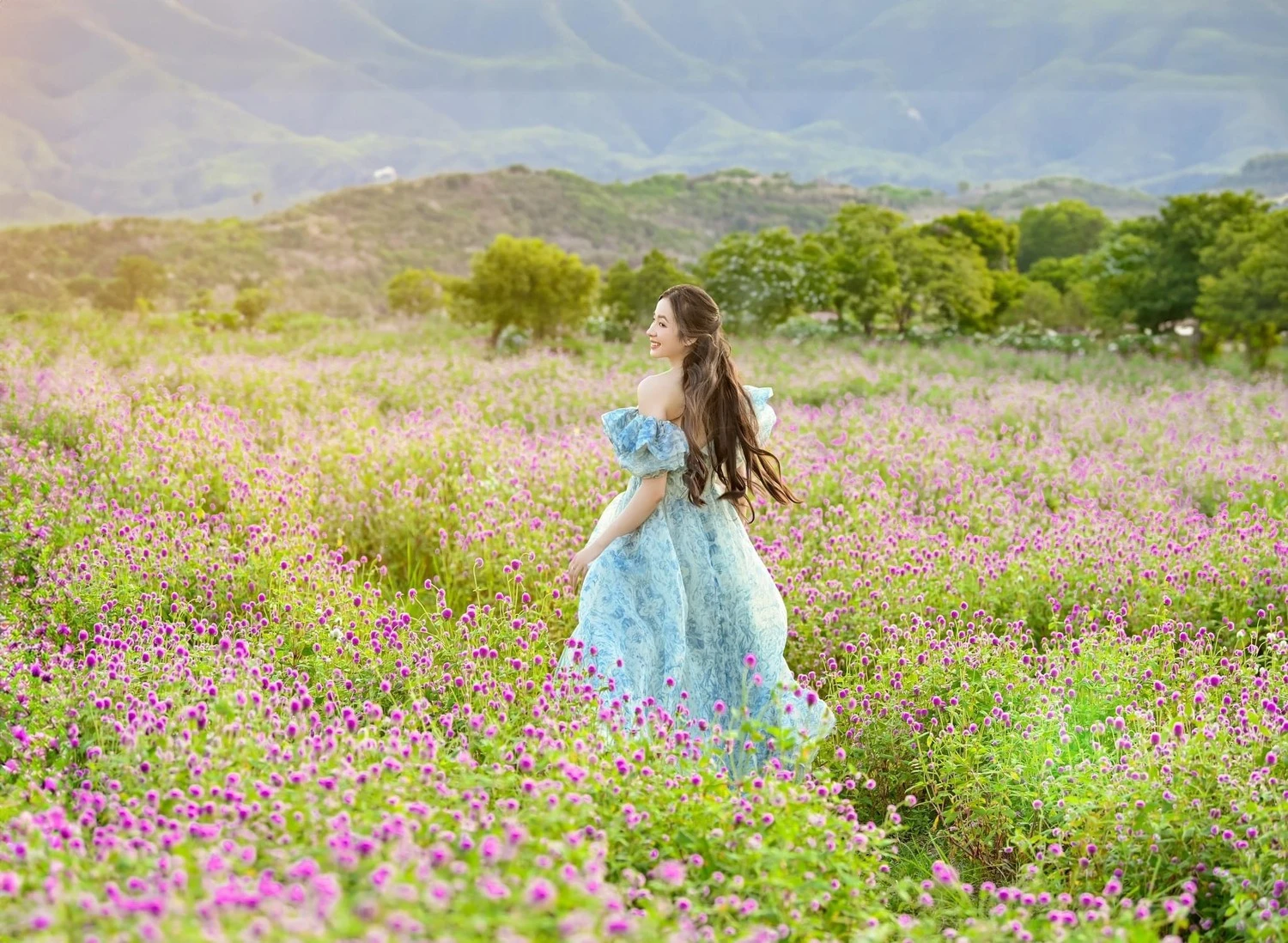 Phim trường Thảo nguyên hoa Long Biên - thiên đường check in sống ảo