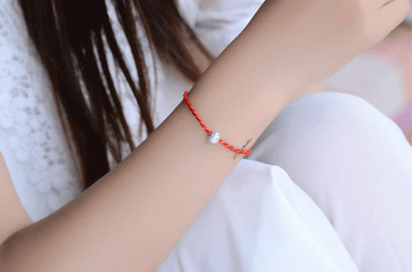 Theo phong thủy, con gái đeo vòng tay bên trái hay bên phải gặp may mắn?