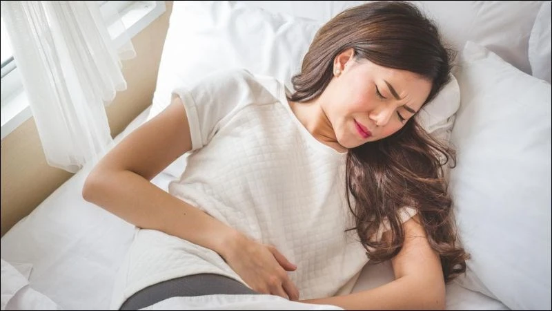 Tinh dầu hoa anh thảo là gì? 10 tác dụng, cách dùng và lưu ý khi sử dụng