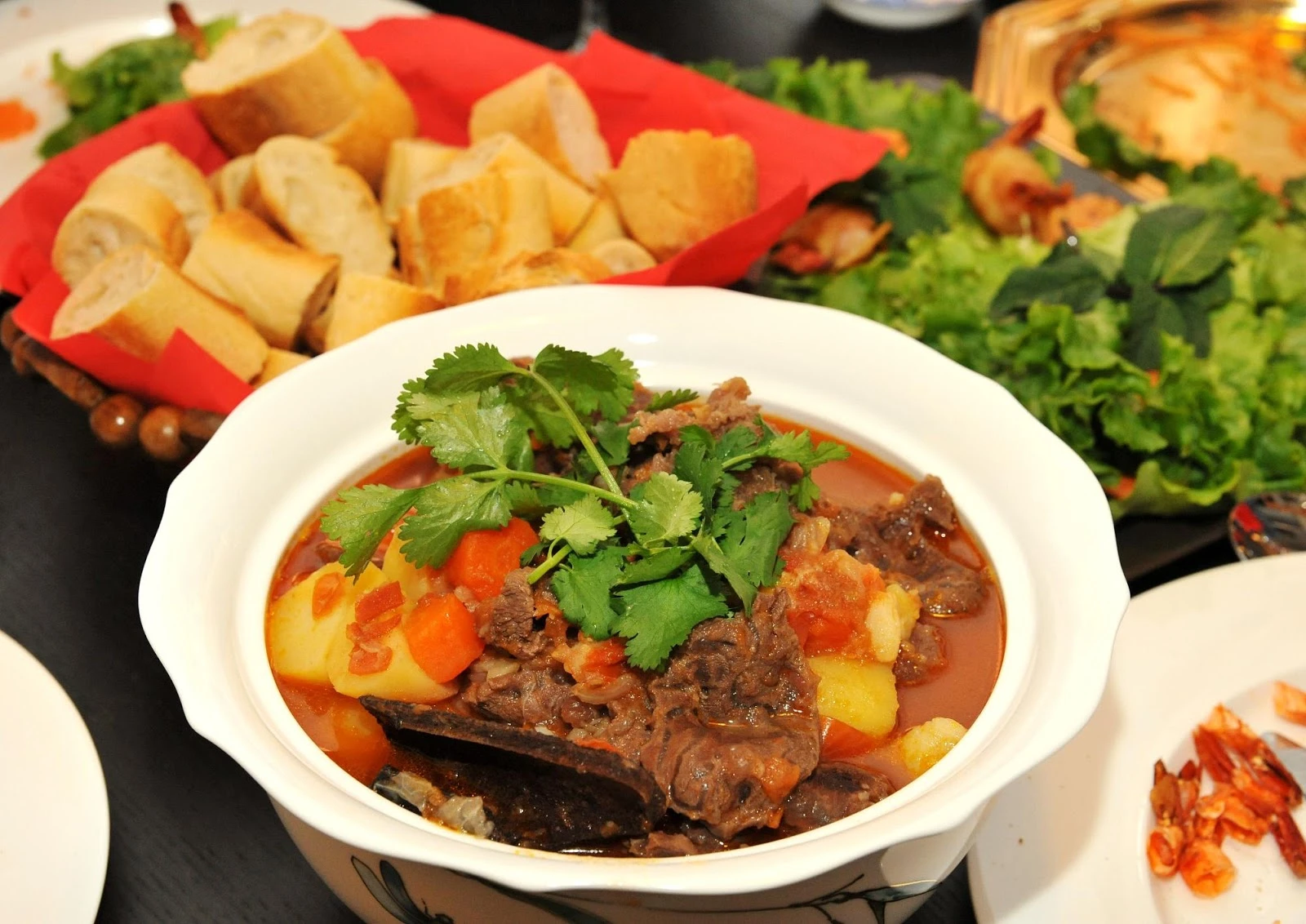 Cách nấu bò sốt vang khoai tây cà rốt đơn giản tại nhà