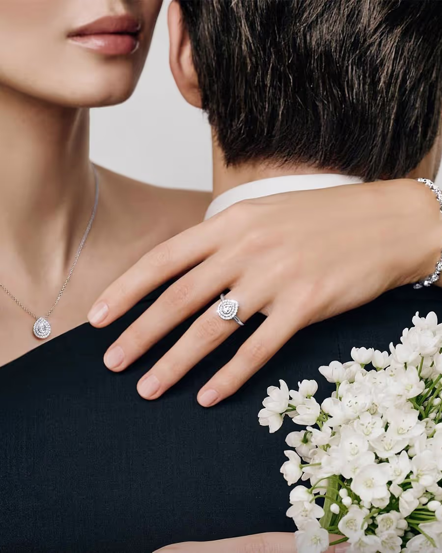 Đeo nhẫn ngón áp út: Ý nghĩa đeo tay phải, trái & 3 bí ẩn