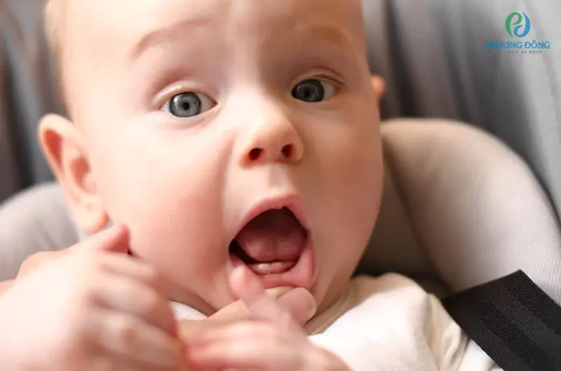 Trẻ sốt về đêm tay chân nóng cần chăm sóc thế nào?