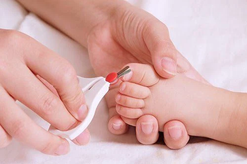 Hướng dẫn về lần cắt móng tay đầu tiên của bé