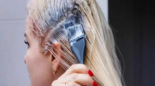 Tẩy tóc ra màu gì? Tại sao phải tẩy tóc trước khi nhuộm