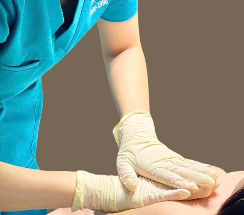 HÚT MỠ BẮP TAY VÀ LIỆU TRÌNH PHỤC HỒI SAU THỦ THUẬT Hút mỡ bắp tay giúp cải thiện và săn chắc vùng bắp tay, thường được áp dụng khi các biện pháp tập thể dục và chế độ ăn kiêng không mang lại hiệu quả. Liệu trình phục hồi sau thủ thuật được chú trọng để đảm bảo an toàn và giảm nguy cơ biến chứng. 