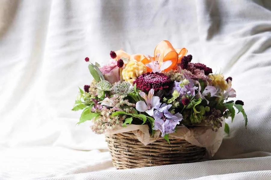 Top 4 Cách Cắm Hoa Để Bàn Đẹp Lung Linh, Phù Hợp Mọi Không Gian