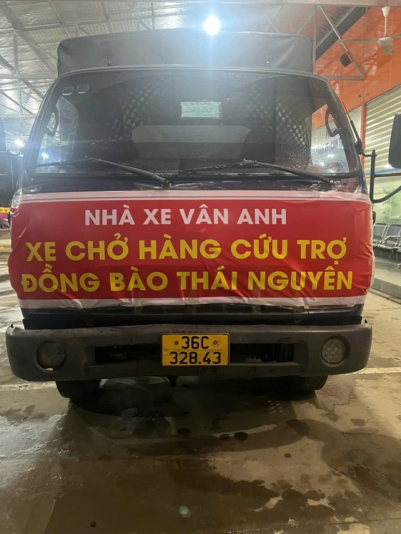 Nhà xe Vân Anh Limousine chuẩn bị hàng hóa thiết yếu, khẩn trương hỗ trợ đồng bào vùng lũ